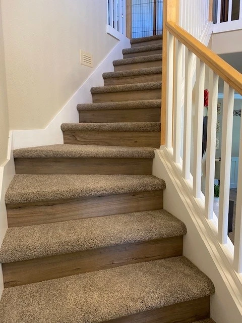 Carpet-LVP-Stair-pic